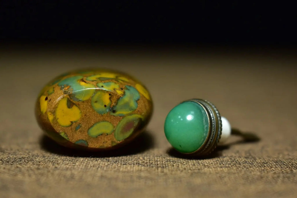 Chinese Classic Natural Agate Snuff Bottle – Carved Exquisite Patterns