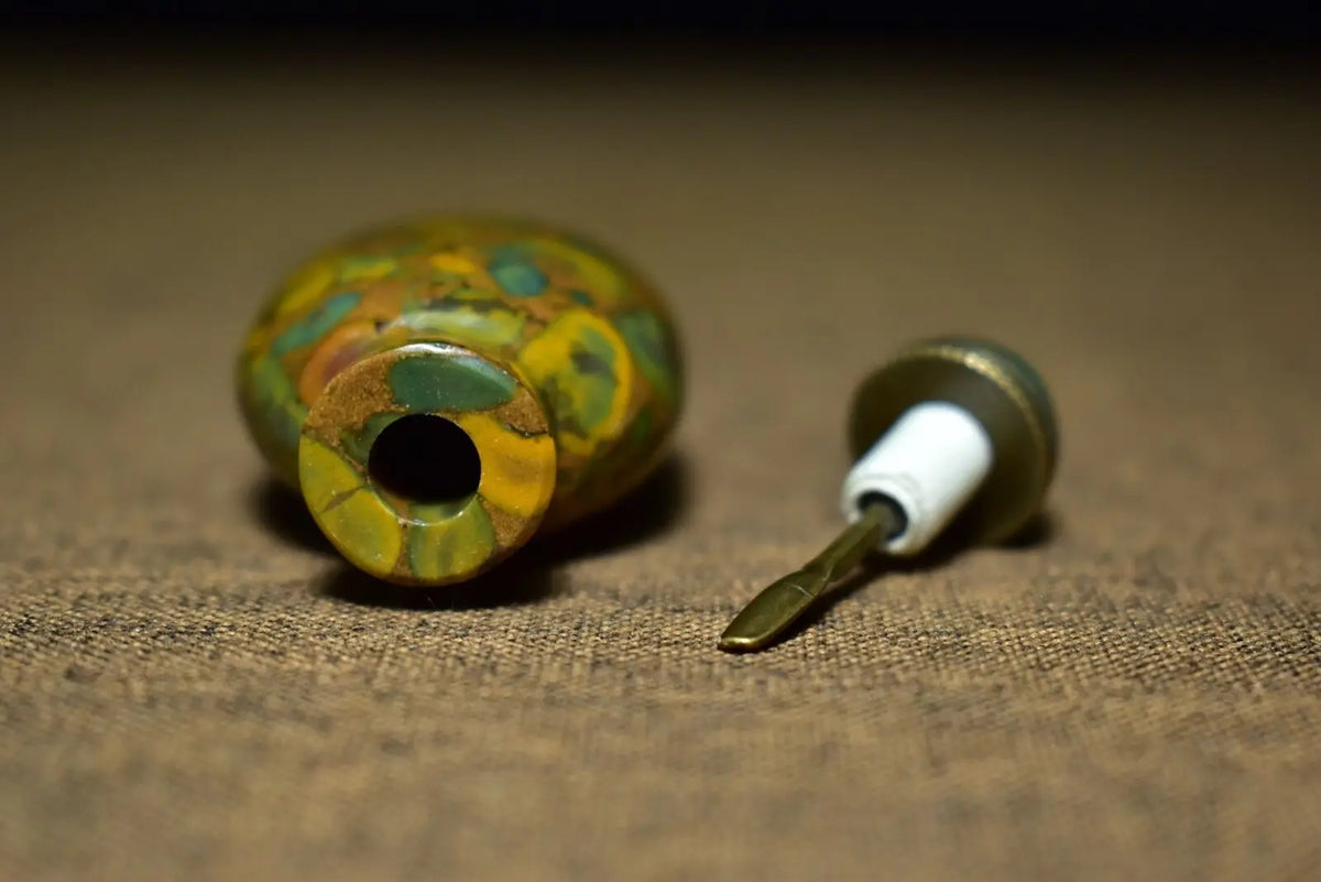 Chinese Classic Natural Agate Snuff Bottle – Carved Exquisite Patterns