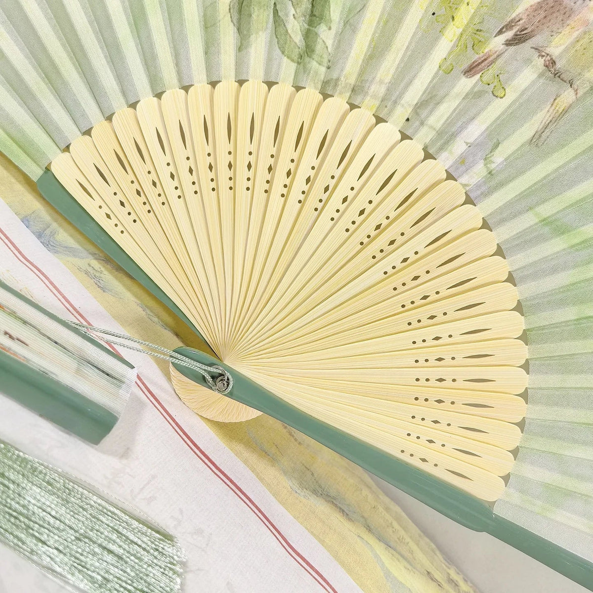 Classical Chinese Sle Roasted Paint Fan Faion ow Props  Hanfu Flower Bird Fans Photoaphy Props Bamboo Fans